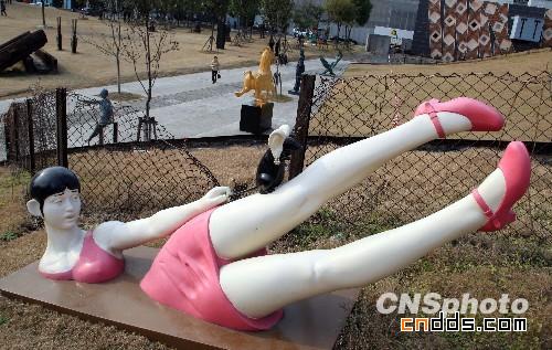 上海粉红女郎浪漫雕塑“热眼球”