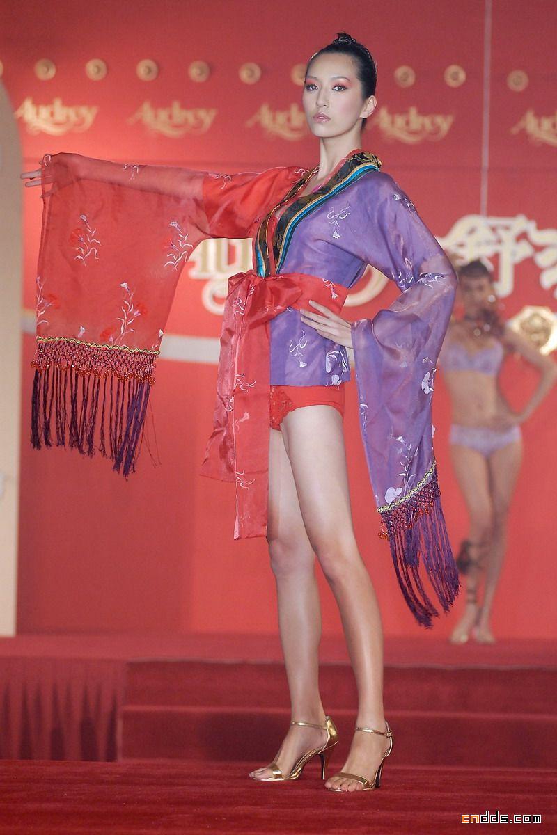 内衣模特展示中国元素内衣设计