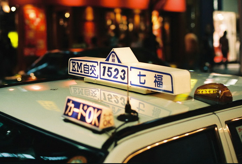 日本出租车的炫彩顶灯