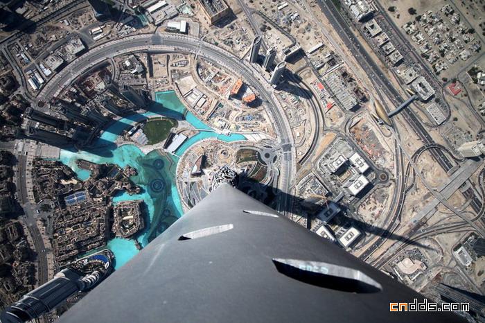 从“迪拜塔”俯瞰周边建筑
