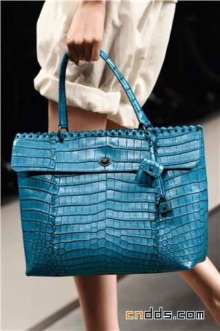 縱情色彩，BOTTEGA VENETA 鱷魚皮手提包