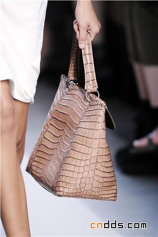 縱情色彩，BOTTEGA VENETA 鱷魚皮手提包