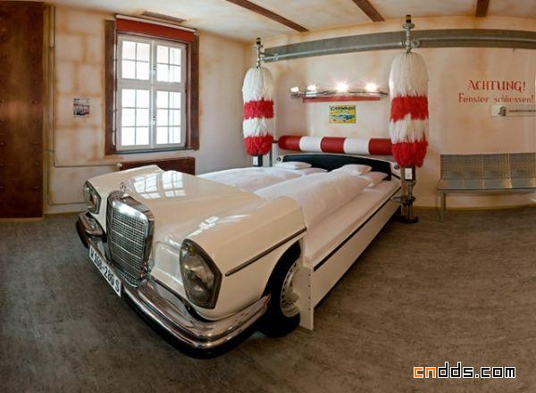 “汽车”旅馆：V8引擎酒店