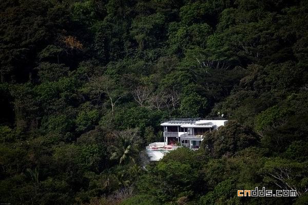隐身在雨林中的环保别墅建筑