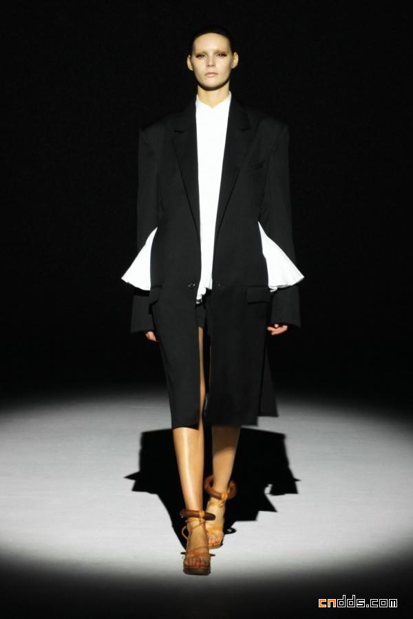 巴黎时装周Hussein Chalayan S/S 2011