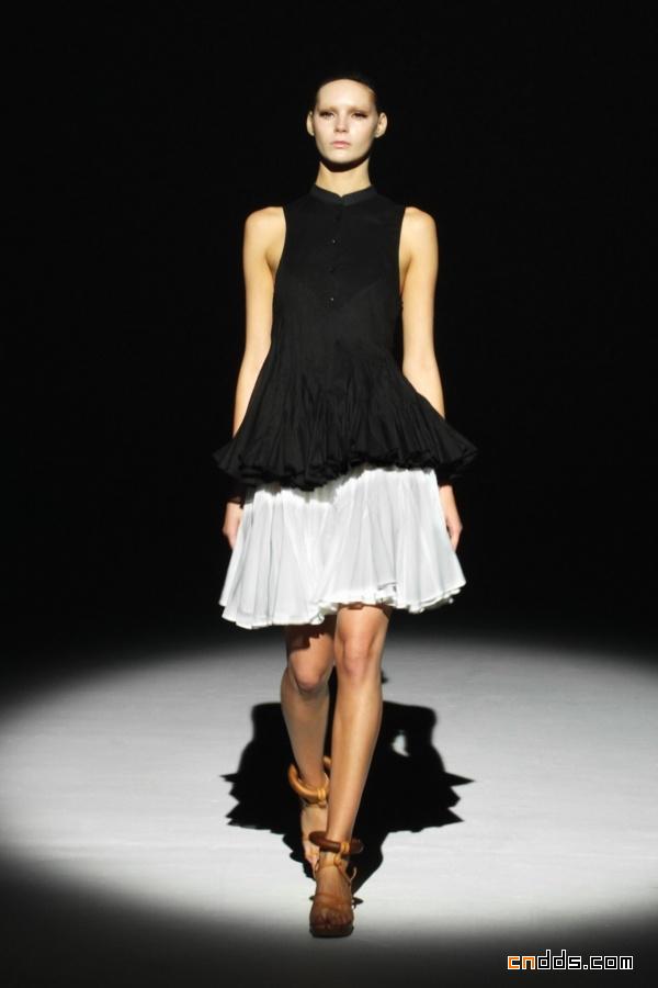 巴黎时装周Hussein Chalayan S/S 2011