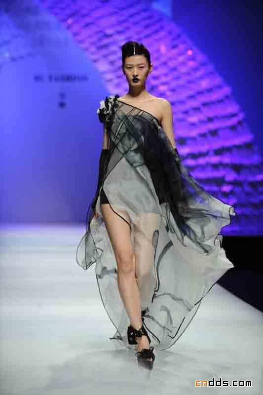 女王降臨 SCFASHION·祁剛2011春夏時(shí)裝發(fā)布會(huì)