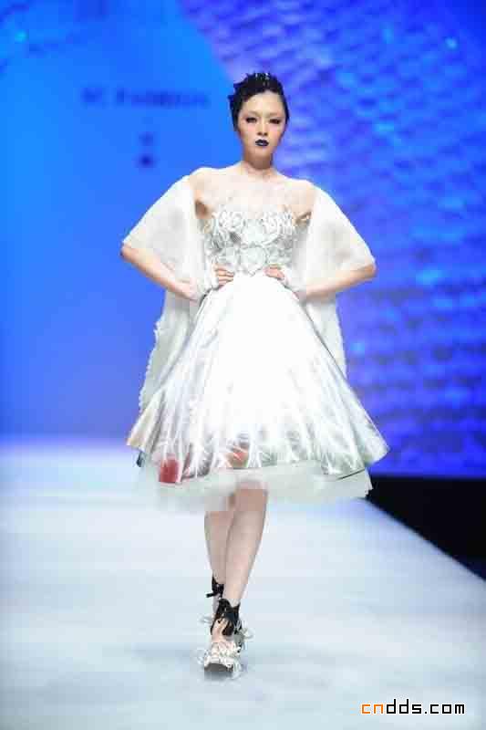 女王降臨 SCFASHION·祁剛2011春夏時裝發(fā)布會