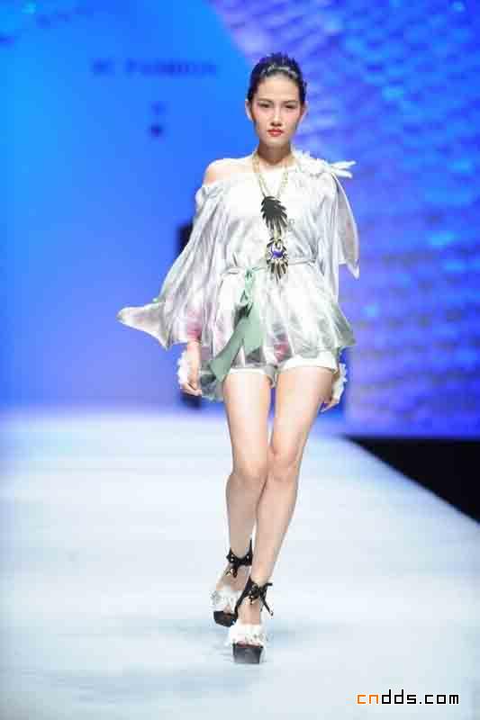 女王降臨 SCFASHION·祁剛2011春夏時裝發(fā)布會