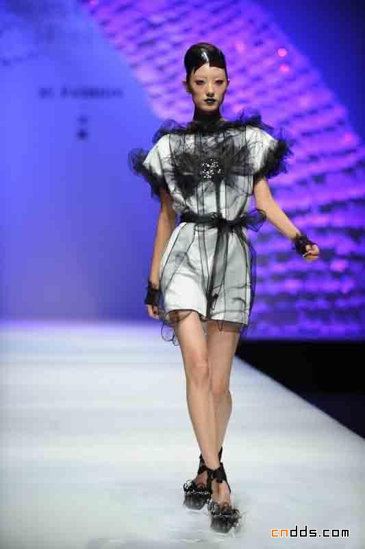 女王降臨 SCFASHION·祁剛2011春夏時裝發(fā)布會