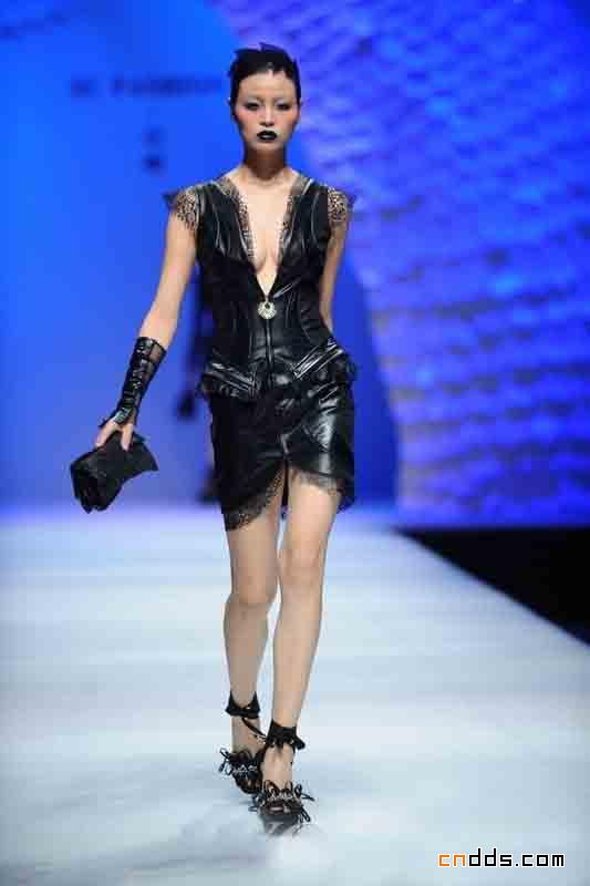 女王降臨 SCFASHION·祁剛2011春夏時(shí)裝發(fā)布會(huì)