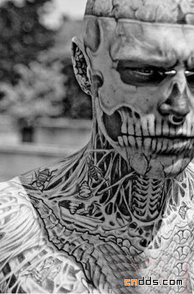 通体纹身 “僵尸男孩”雷人的恐怖彩妆