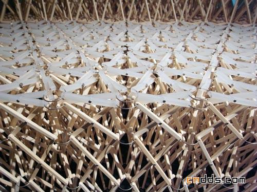 8000双筷子做成的可伸缩沙发
