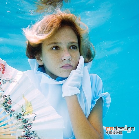 唯美童真水下摄影《爱丽丝漫游仙境》