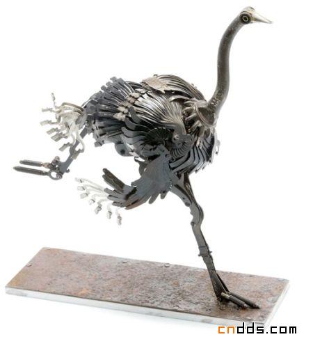 废旧金属“变身”动物雕塑