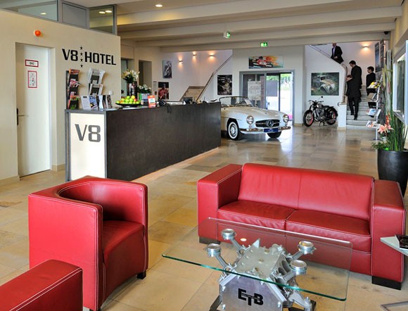 V8 Hotel，真正的汽车旅馆