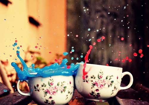 激情四射的“冲撞茶杯”主题的摄影