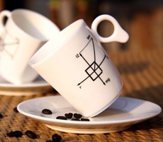 失重的咖啡杯