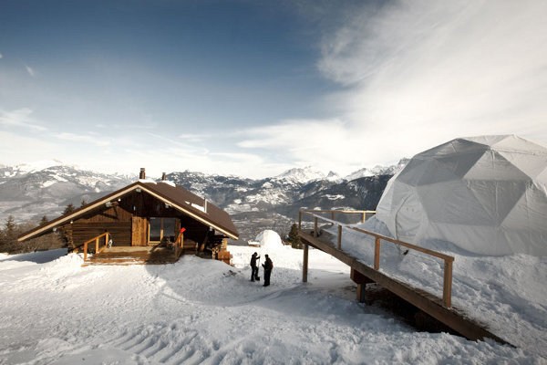 阿尔卑斯雪山上的小雪球度假屋设计