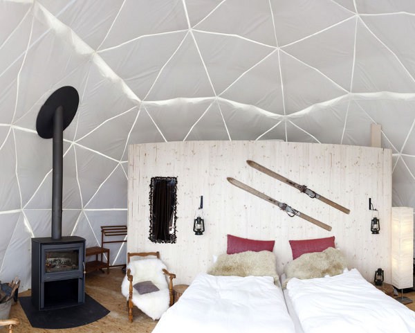 阿尔卑斯雪山上的小雪球度假屋设计