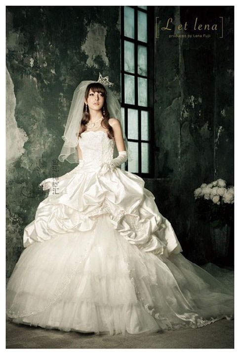 日本的人气模特梦幻婚纱秀全套图