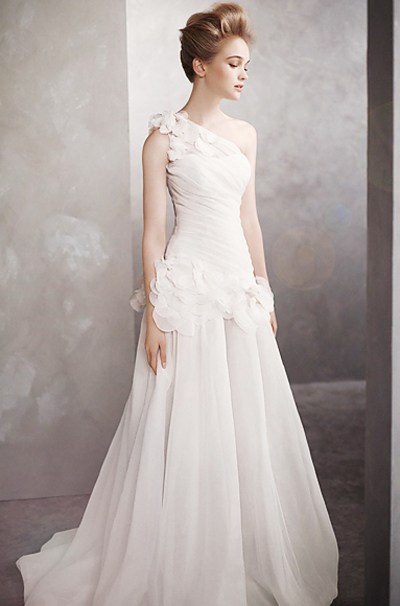 2012春夏婚纱系列简洁的线条繁琐设计风格设计