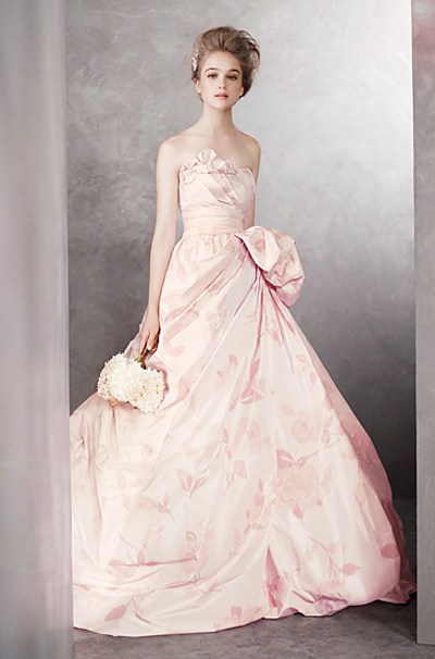 2012春夏婚纱系列简洁的线条繁琐设计风格设计