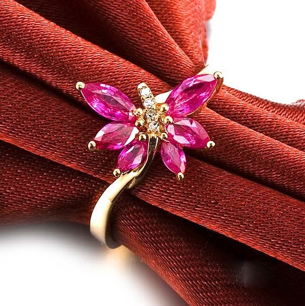 展现气质的时尚黄金红宝石戒指设计