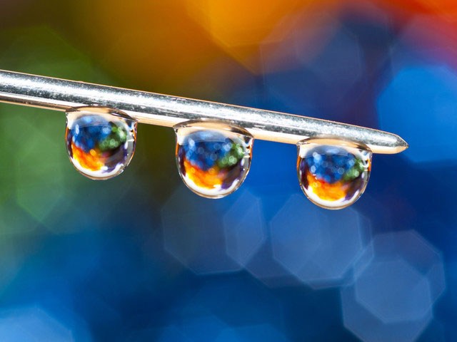 水滴里丰富色彩的世界摄影欣赏