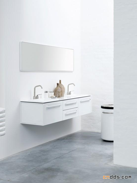 极简风格的纯白浴室家具