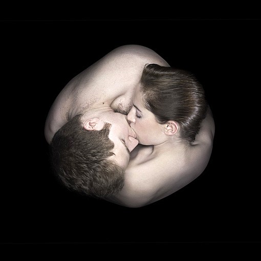 摄影师 Andy Barter 给接吻提供了一个新角度的摄影艺术