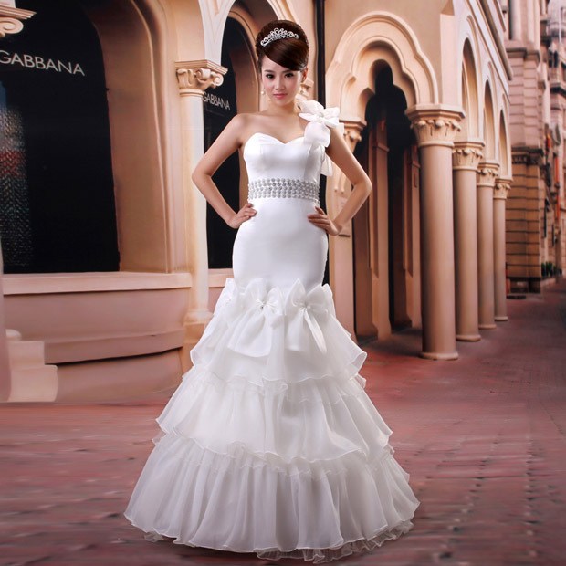18款超显瘦婚纱设计穿出曲线美