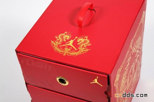 喜庆的中国红运动鞋包装