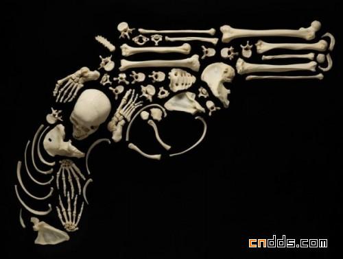 反战艺术：人类骨骼制作的艺术品