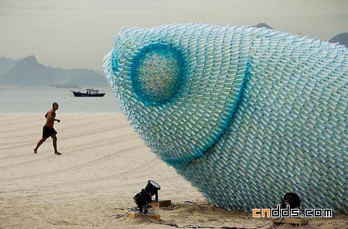 废弃的塑料瓶制成的发光巨型鱼
