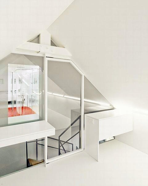纯白的通透，比利时M-Architecture设计30平小阁楼