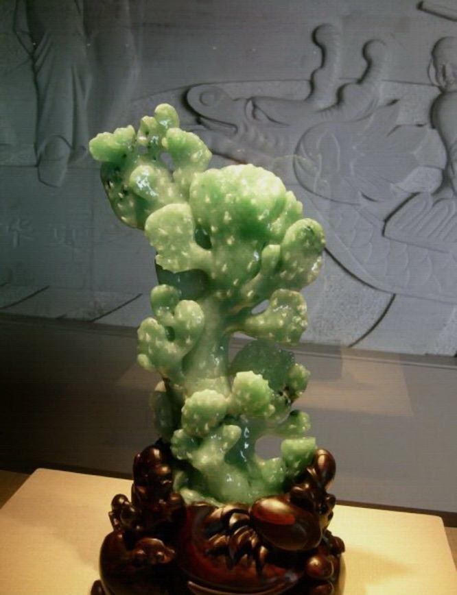 玉石的植物雕刻