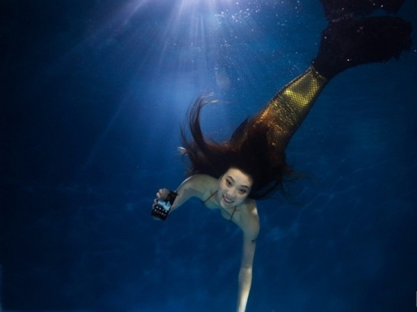 美人鱼广告水下摄影