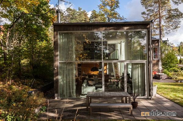 瑞典舒适雅致的林中木制别墅