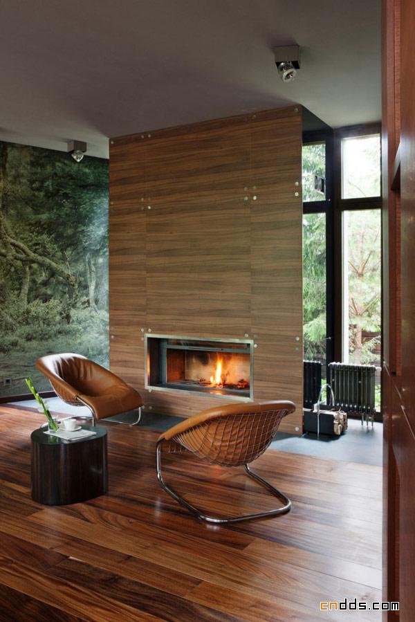 典雅和个性的现代玻璃木质别墅