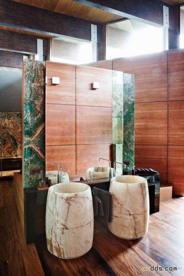 典雅和个性的现代玻璃木质别墅