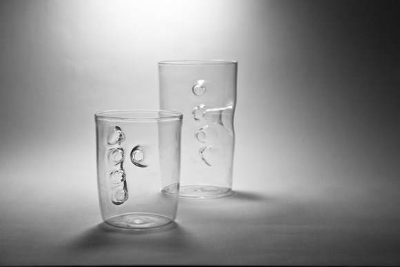 带手指按印的奇特玻璃杯