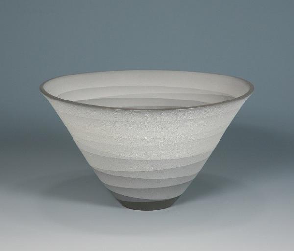 Yoshitaka Tsuruta的单色陶瓷