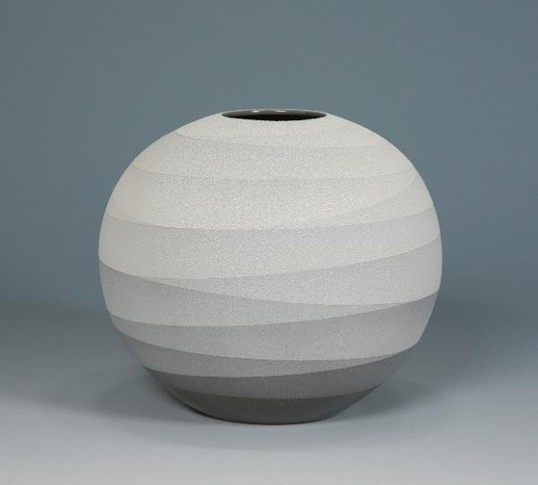 Yoshitaka Tsuruta的单色陶瓷