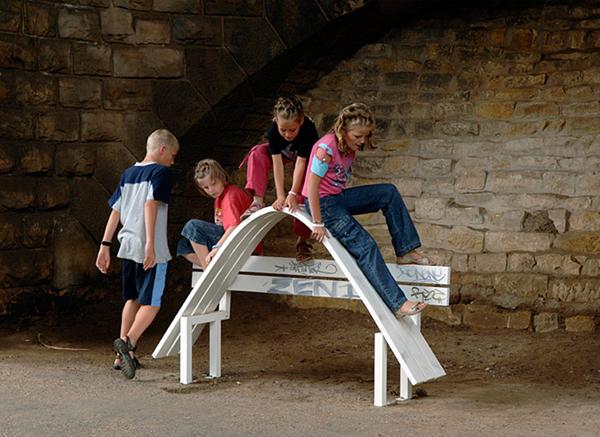 丹麦艺术家Jeppe Hein：公共长椅的另类设计