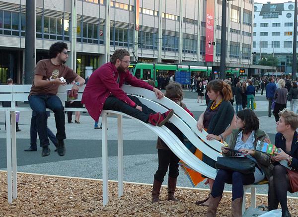 丹麥藝術家Jeppe Hein：公共長椅的另類設計
