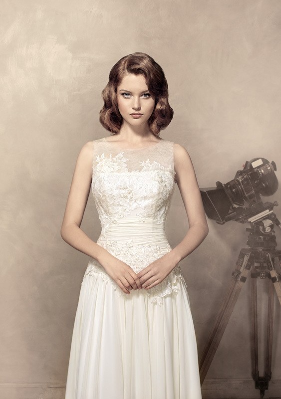 美丽的白色结婚晚礼服