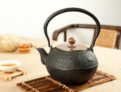 精美的日本工艺铸铁茶壶