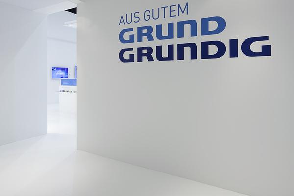 蓝白Grundig品牌时尚秀场设计