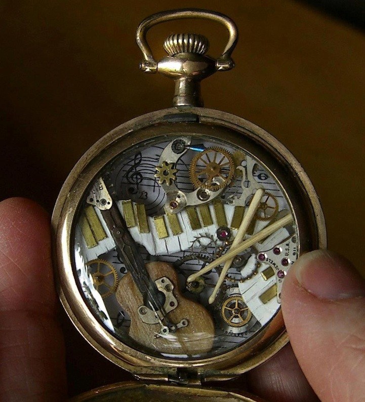 用旧手表零件组成的小雕塑